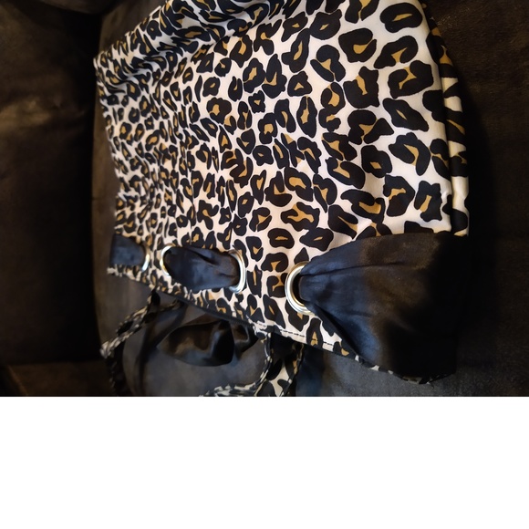 LEOPARD PRINT HANDBAG - WITH BLACK ACCENTS - Picture 6 of 7